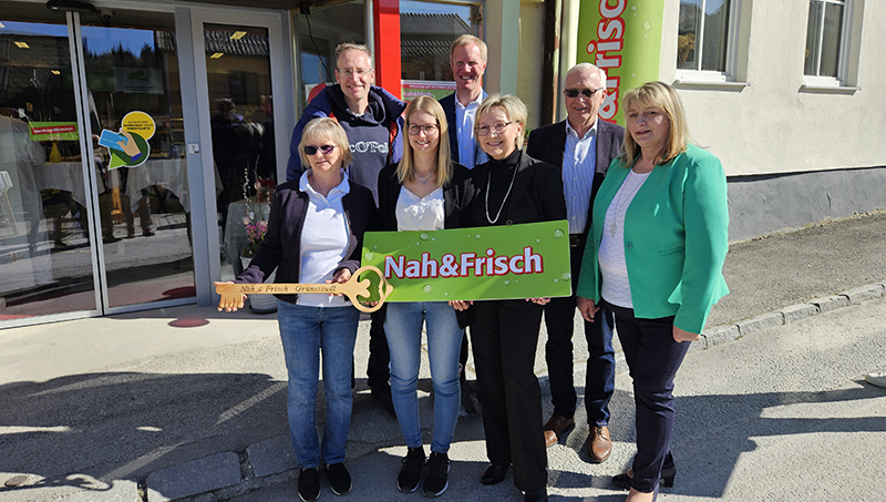 Foto v.l.: Anita Grünstäudl, Thomas Heindl (Leaderregion), Anita Grünstäudl, Mag. Julius Kiennast, Adelheid Ebner, Franz Hofbauer und Birgit Haberzett fanden sich am 03. April zur offiziellen Eröffnung ein.